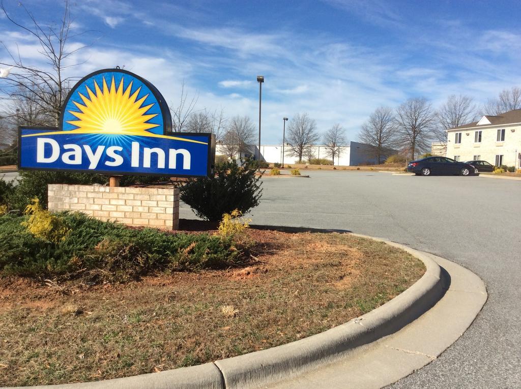 Days Inn By Wyndham Greensboro Nc Extérieur photo